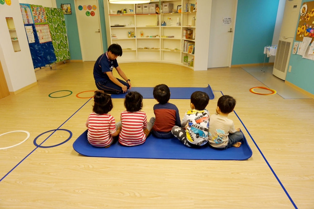 まずはスタッフから前転のやり方をお勉強