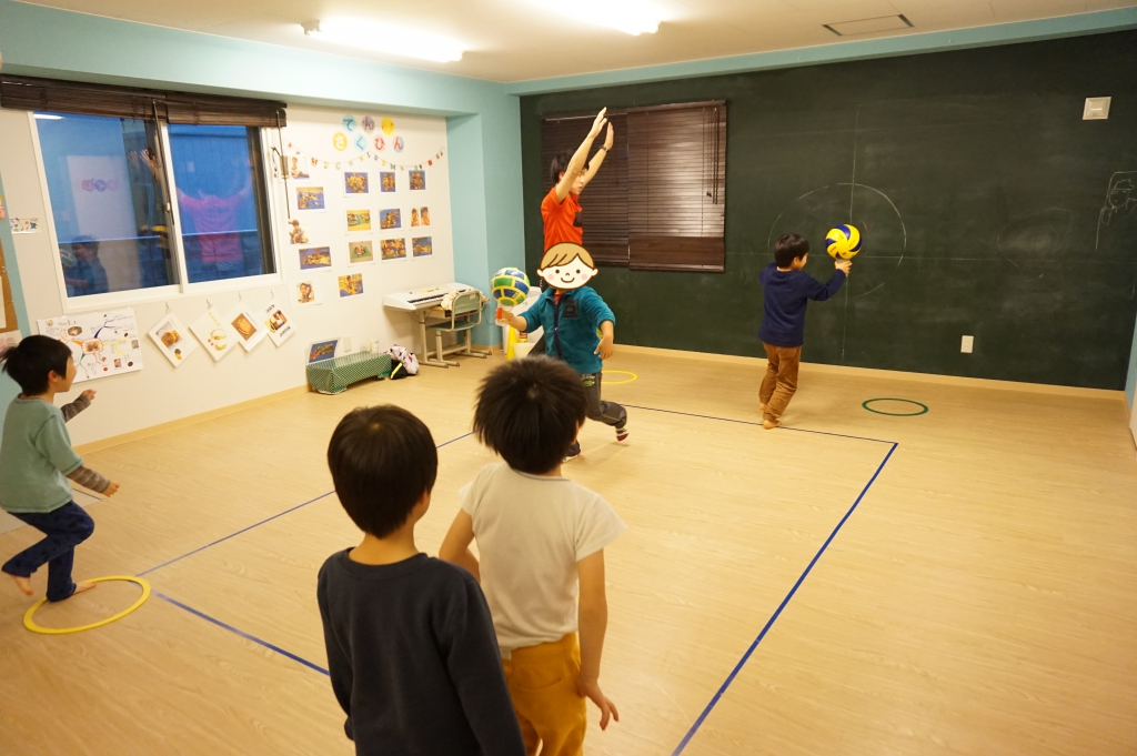 小学生 vs 幼稚園児(障害物レース)