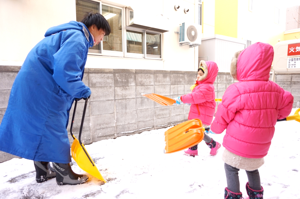 まずは雪を集めないと・・って君たち集めてる?