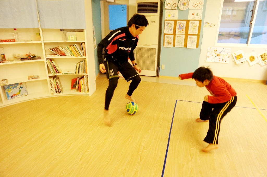 元サッカーコーチからボールを奪えるか!?