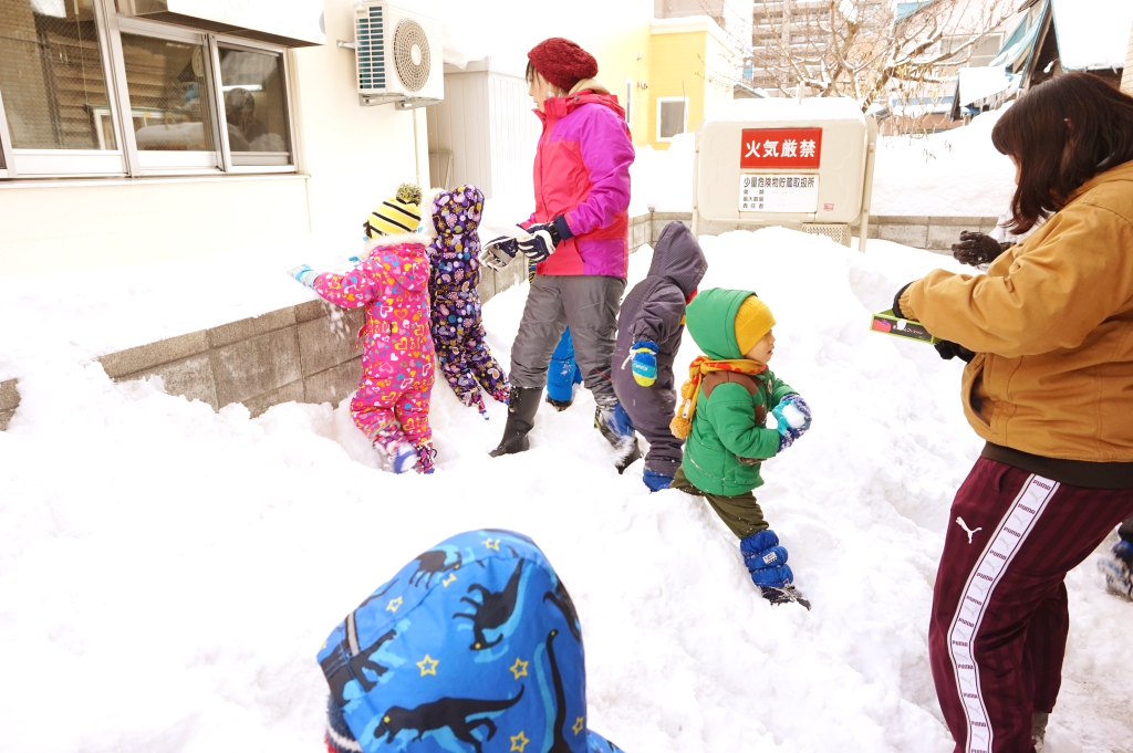 今年初の雪遊び!カマクラでも作ろうか