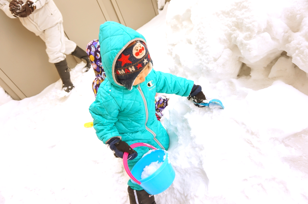 その後は外で本物の雪だるまやカマクラを作りました!