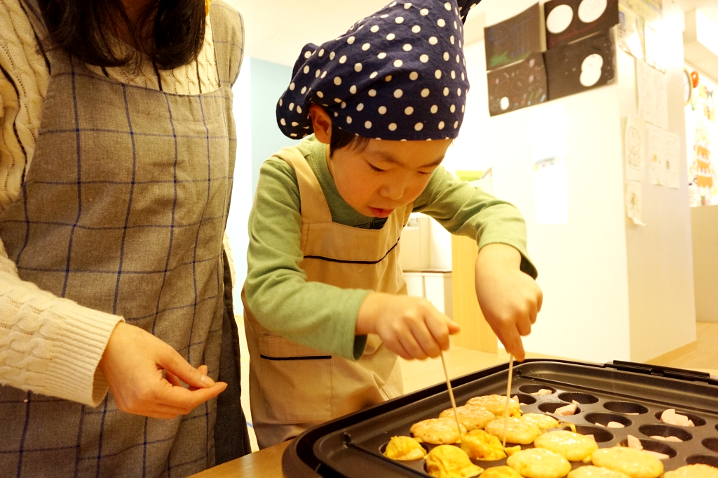 たこ焼き職人(児童)が焼いてくれます。