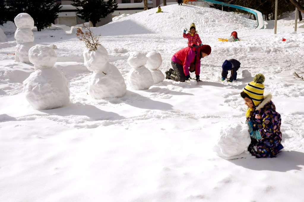 大きな雪玉をコロコロ・・