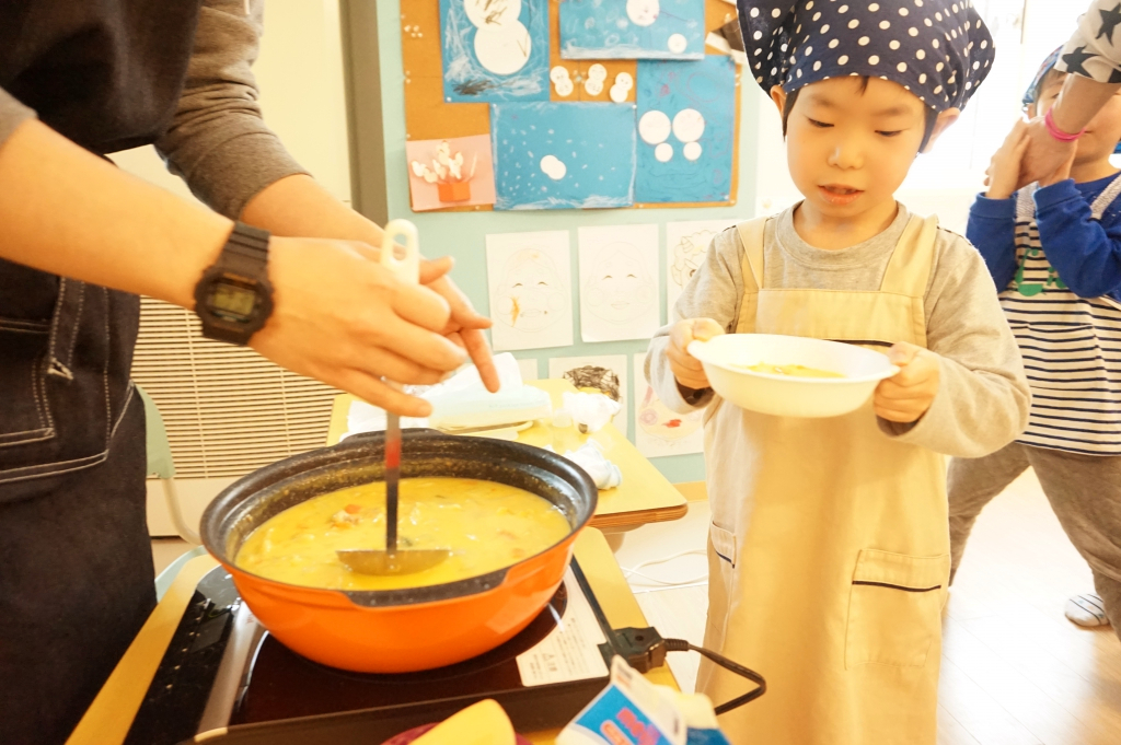 お湯とシチューの素をかき混ぜて完成!