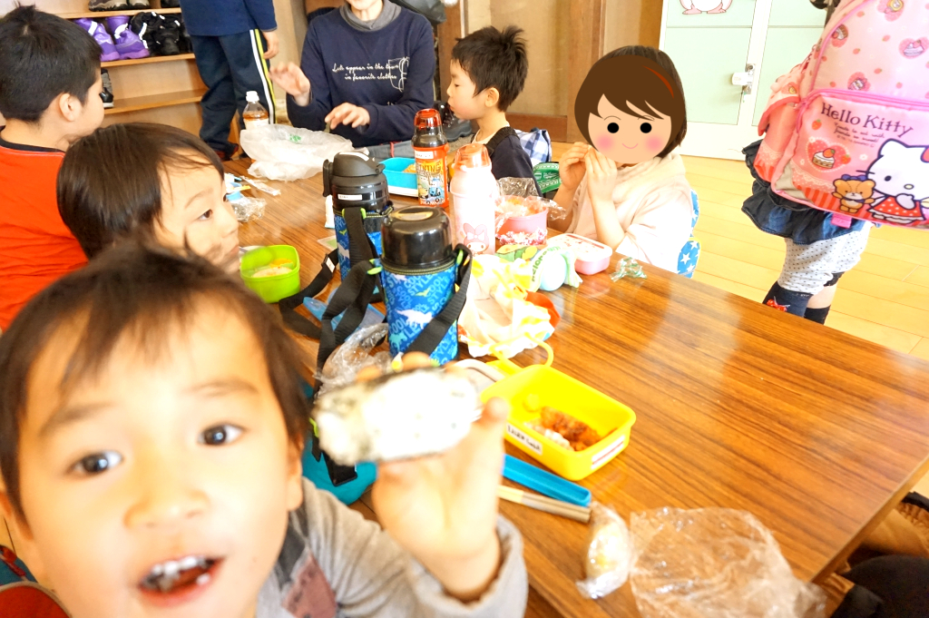 ソリ遊びの次はお昼ごはん♪