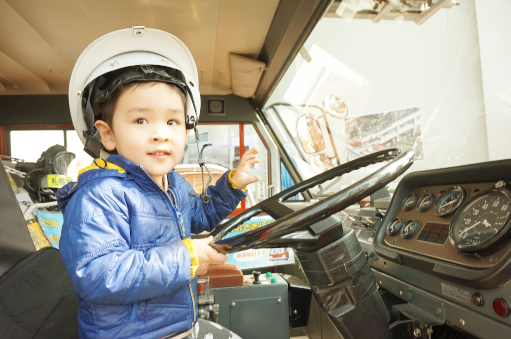 消防車でした~!ヘルメットが無ければ乗れないところだった