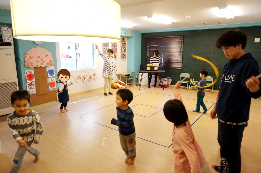 リボン回し!肩を動かそう。