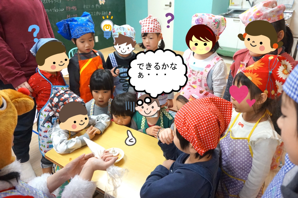 次にクリスマスミニケーキ作り♪